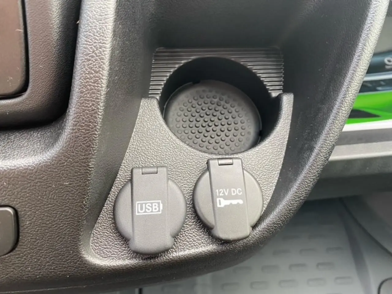 Prise USB et prise 12V DC sur la console centrale intérieure de l'Opel Movano Fourgon blanc, vue rapprochée.
