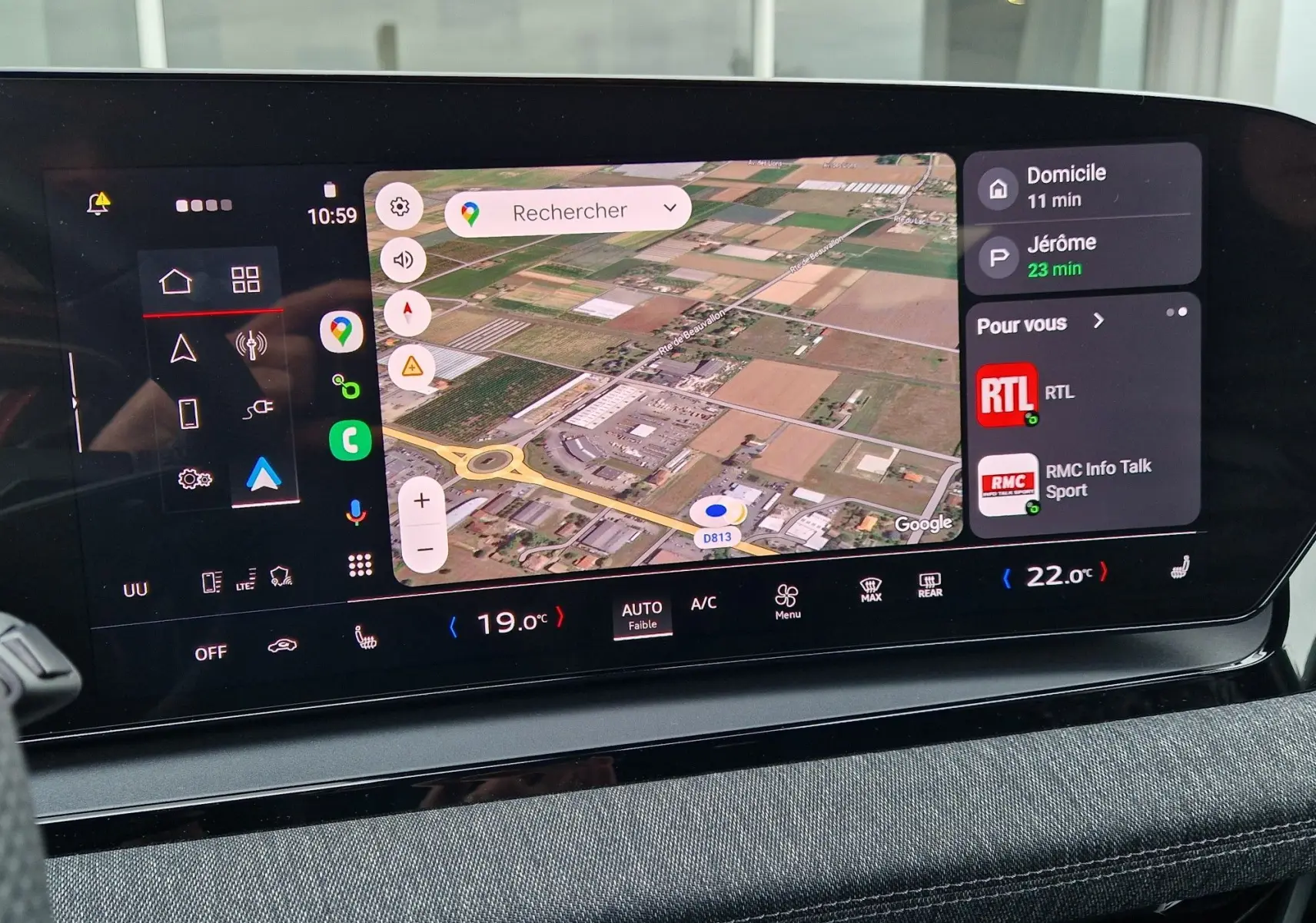 Écran tactile central de l'Audi Q6 e-tron Performance S-Line affichant la navigation GPS et les réglages climatiques.