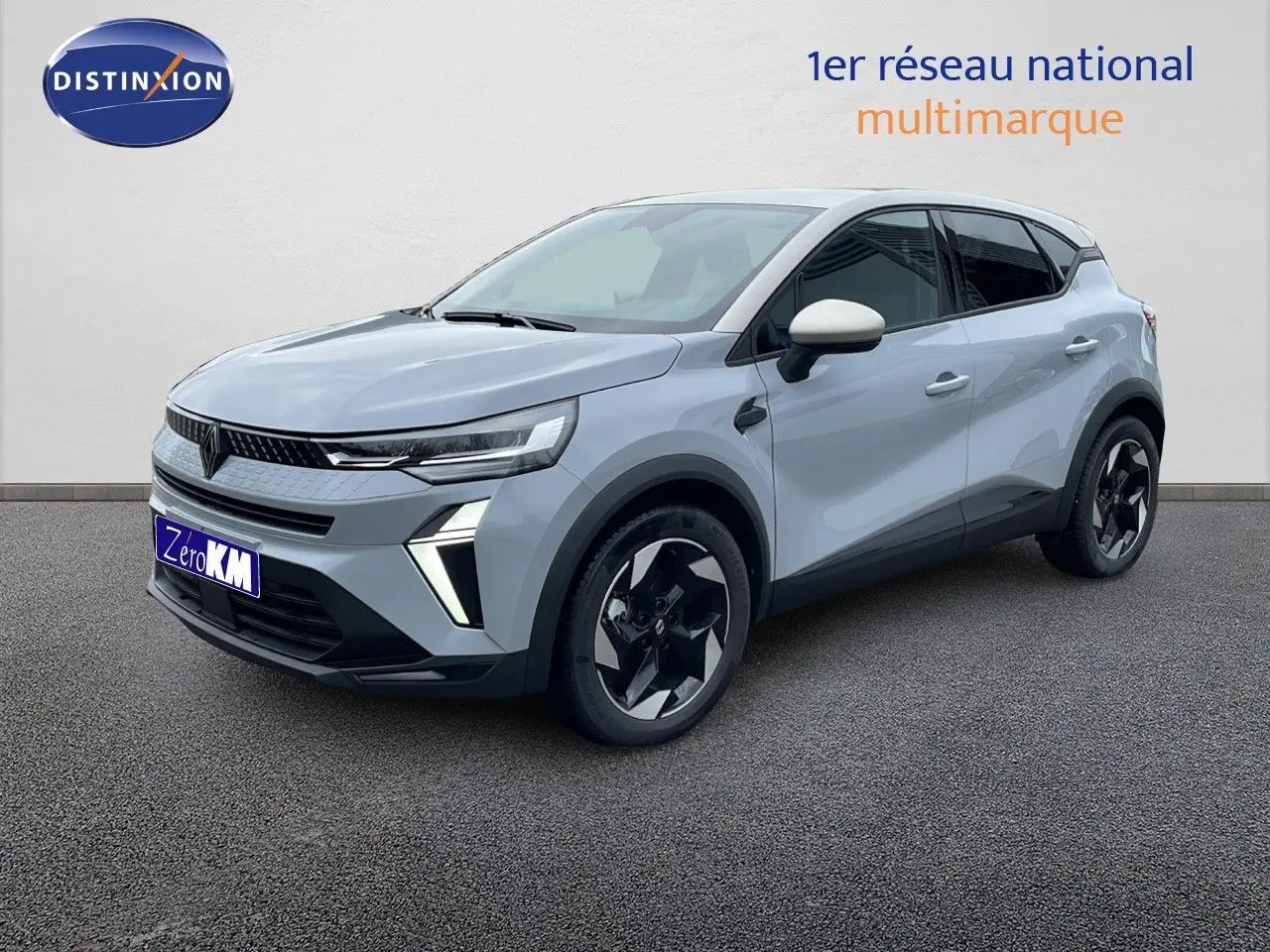 Renault Captur E-Tech hybride gris Rafale, vue 3/4 avant droit avec toit beige et jantes noires bicolores.