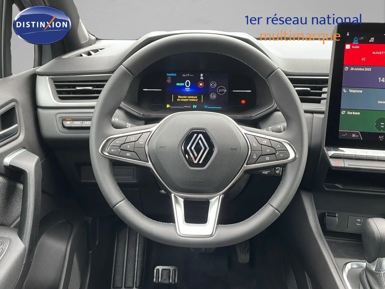 Vue frontale du volant et tableau de bord numérique du Renault Captur E-Tech hybride 2025, intérieur noir moderne.