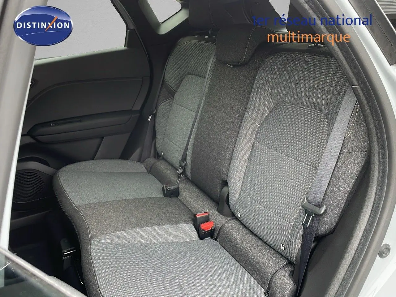 Vue intérieure sur les sièges arrière gris foncé et clair du Renault Captur E-Tech Hybrid 2025, côté droit ouvert.