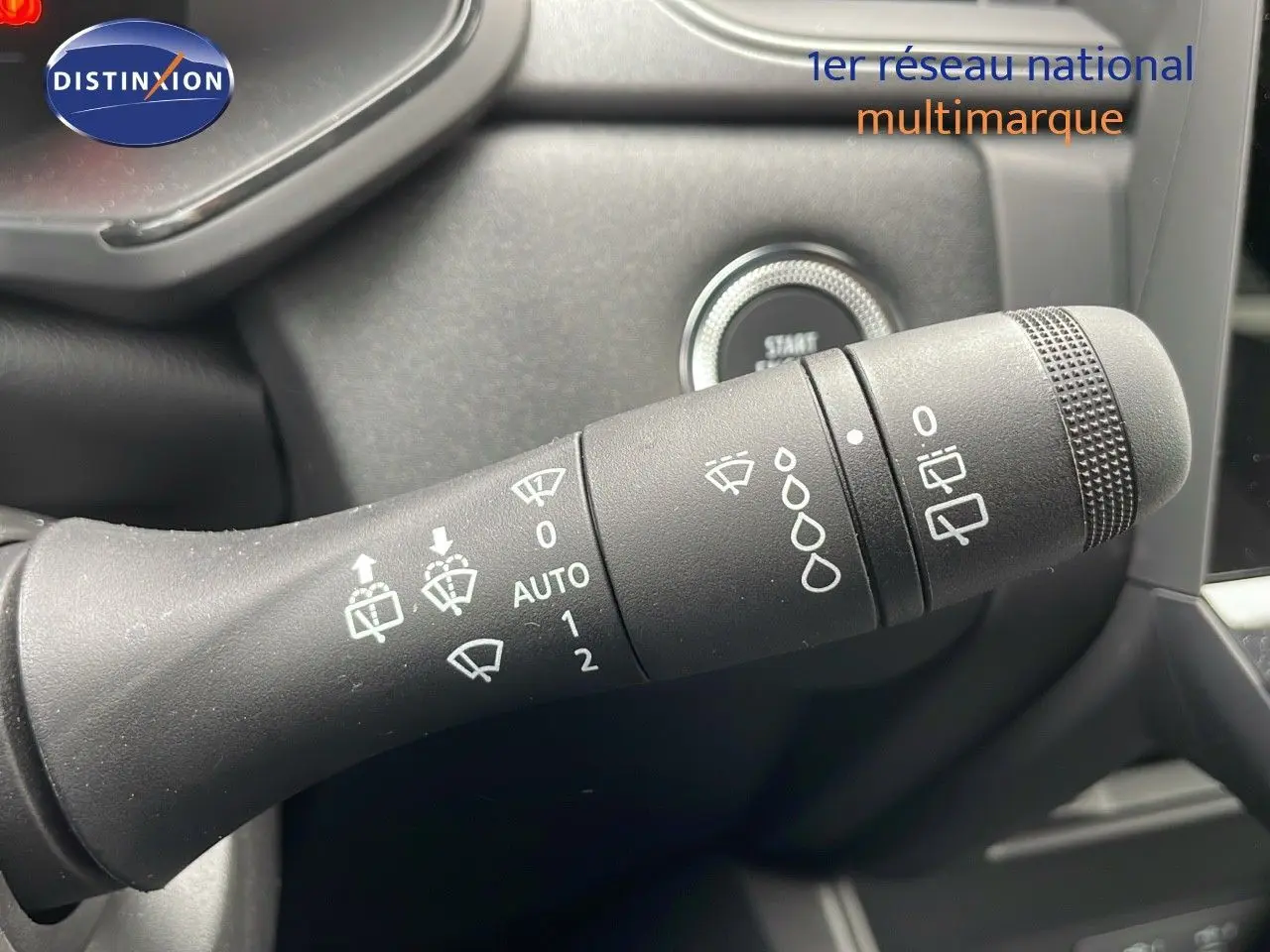 Gros plan sur la commande des essuie-glaces du Renault Captur E-Tech hybride 2025, intérieur noir.