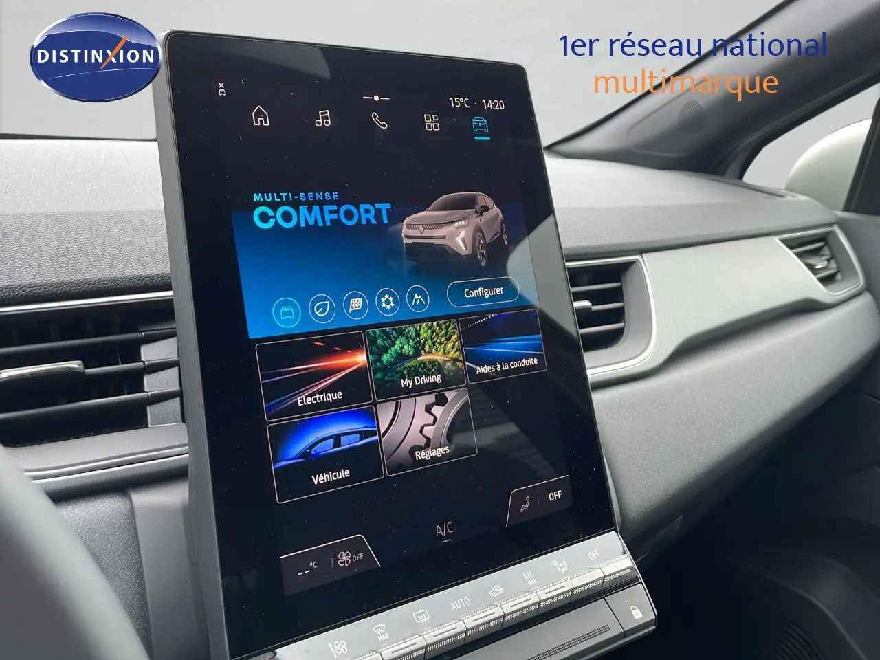 Tablette tactile centrale affichant les réglages de conduite dans l'habitacle gris clair du Renault Captur E-Tech hybride 2025.