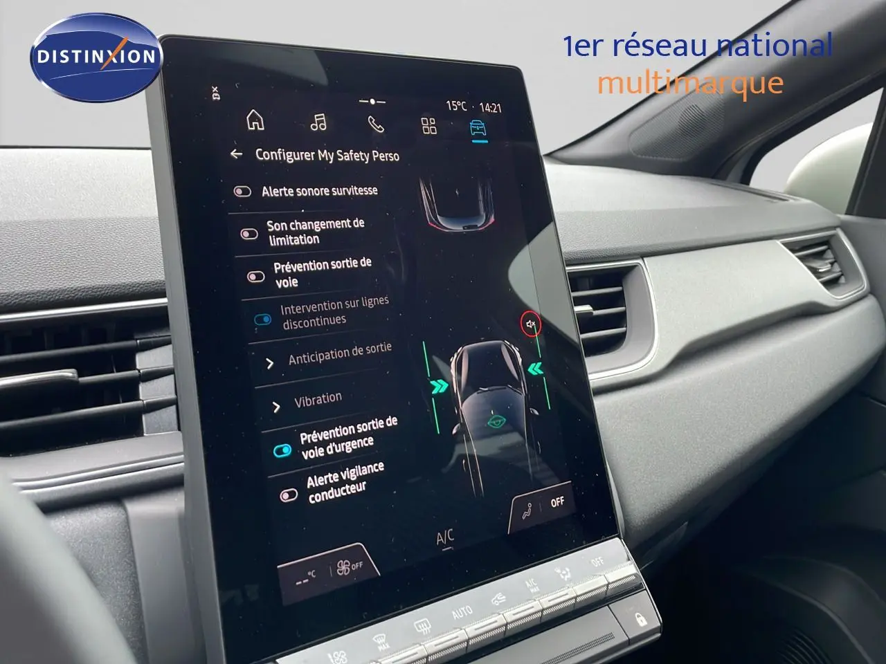 Écran tactile central du tableau de bord du Renault Captur E-Tech gris rafale avec toit beige, vue intérieure côté passager.