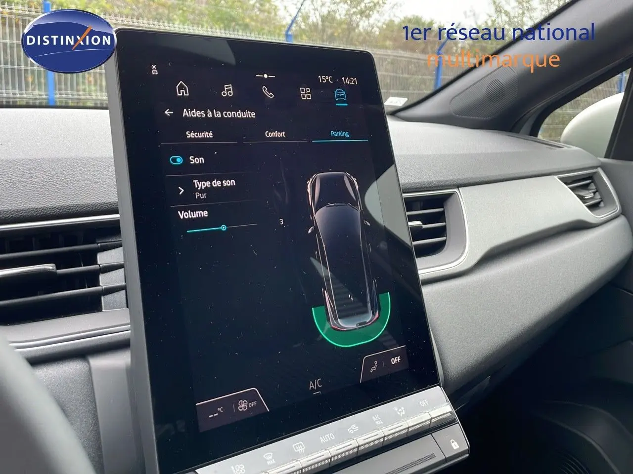 Écran tactile central affichant les aides à la conduite dans l'habitacle gris clair du Renault Captur E-Tech Hybrid 2025.