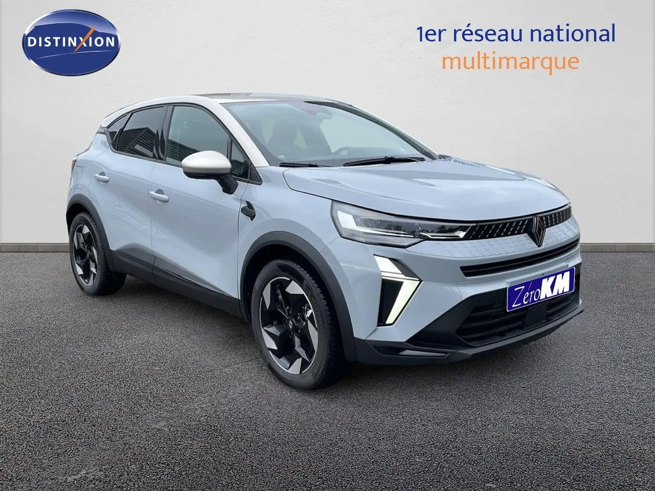 Renault Captur E-Tech hybride 2025 gris Rafale en 3/4 avant droit avec toit beige et jantes noires.