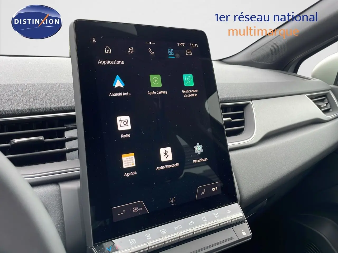 Écran tactile central du tableau de bord du Renault Captur E-Tech 2025, avec interface Android Auto et Apple CarPlay visible.