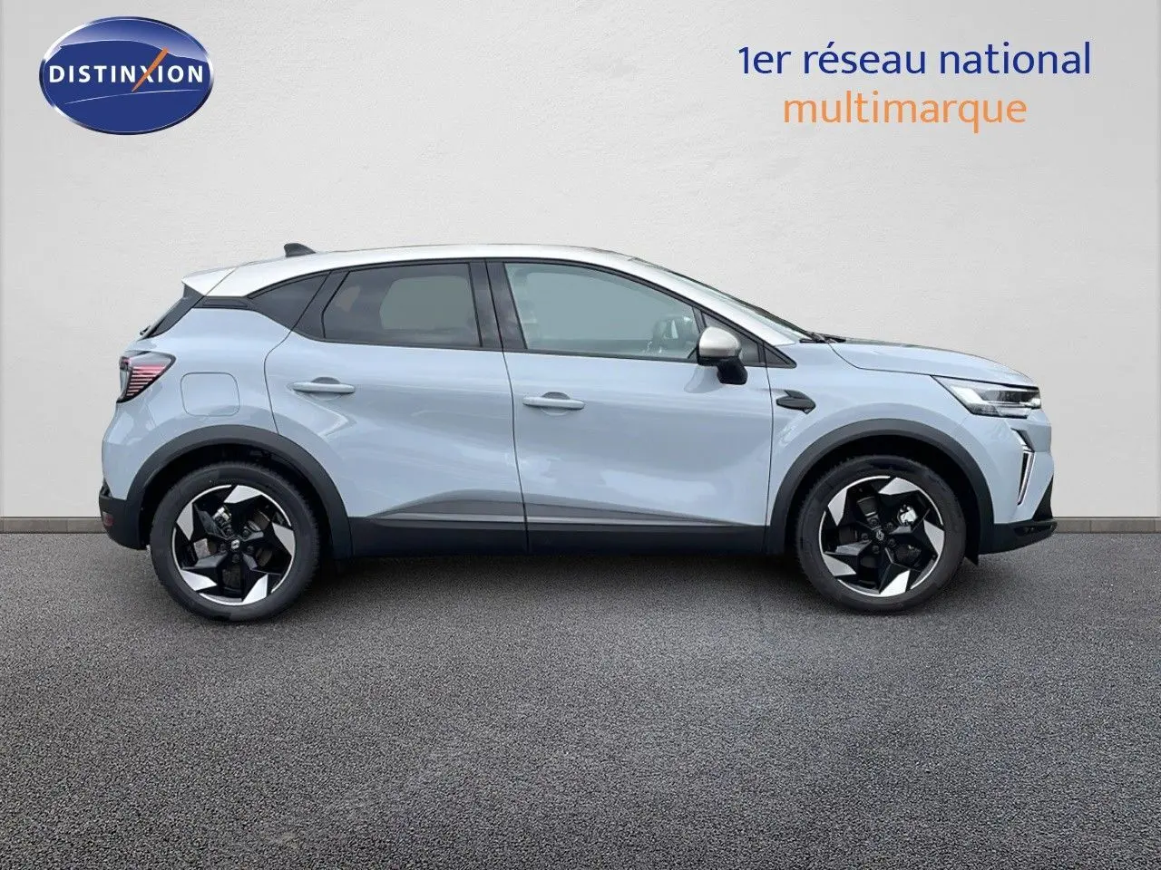 Profil côté gauche du Renault Captur E-Tech hybride gris rafale métal avec toit beige et jantes noires 2025.