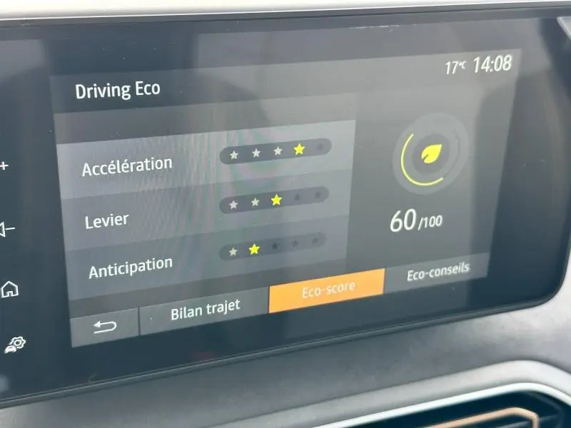 Écran tactile intérieur du Dacia Sandero 2025 affichant le score Eco-conduite avec notes d’accélération, levier et anticipation.