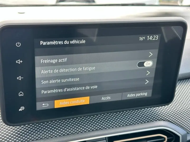 Écran tactile du tableau de bord de la Dacia Sandero Stepway 2025 affichant les paramètres d'aide à la conduite.