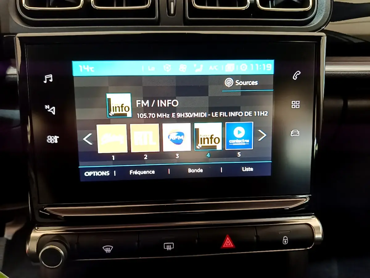 Écran tactile central affichant la radio FM dans l'habitacle noir du Citroën C3 Shine Business 2019.