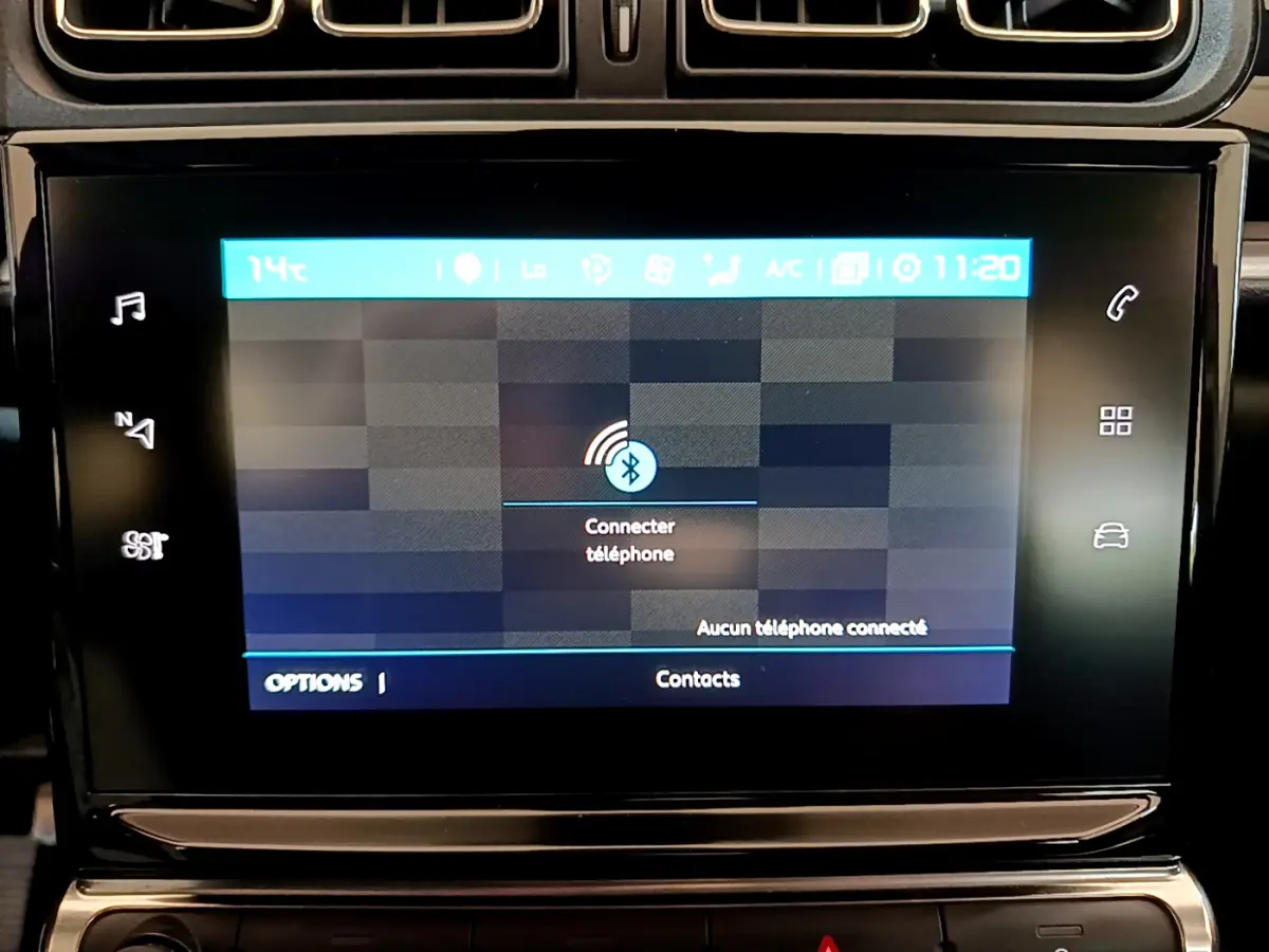 Écran tactile central de la Citroën C3 blanche 2019 affichant la connexion Bluetooth pour téléphone.