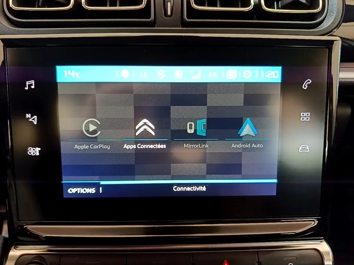 Écran tactile central affichant les options Apple CarPlay et Android Auto dans une Citroën C3 blanche de 2019.