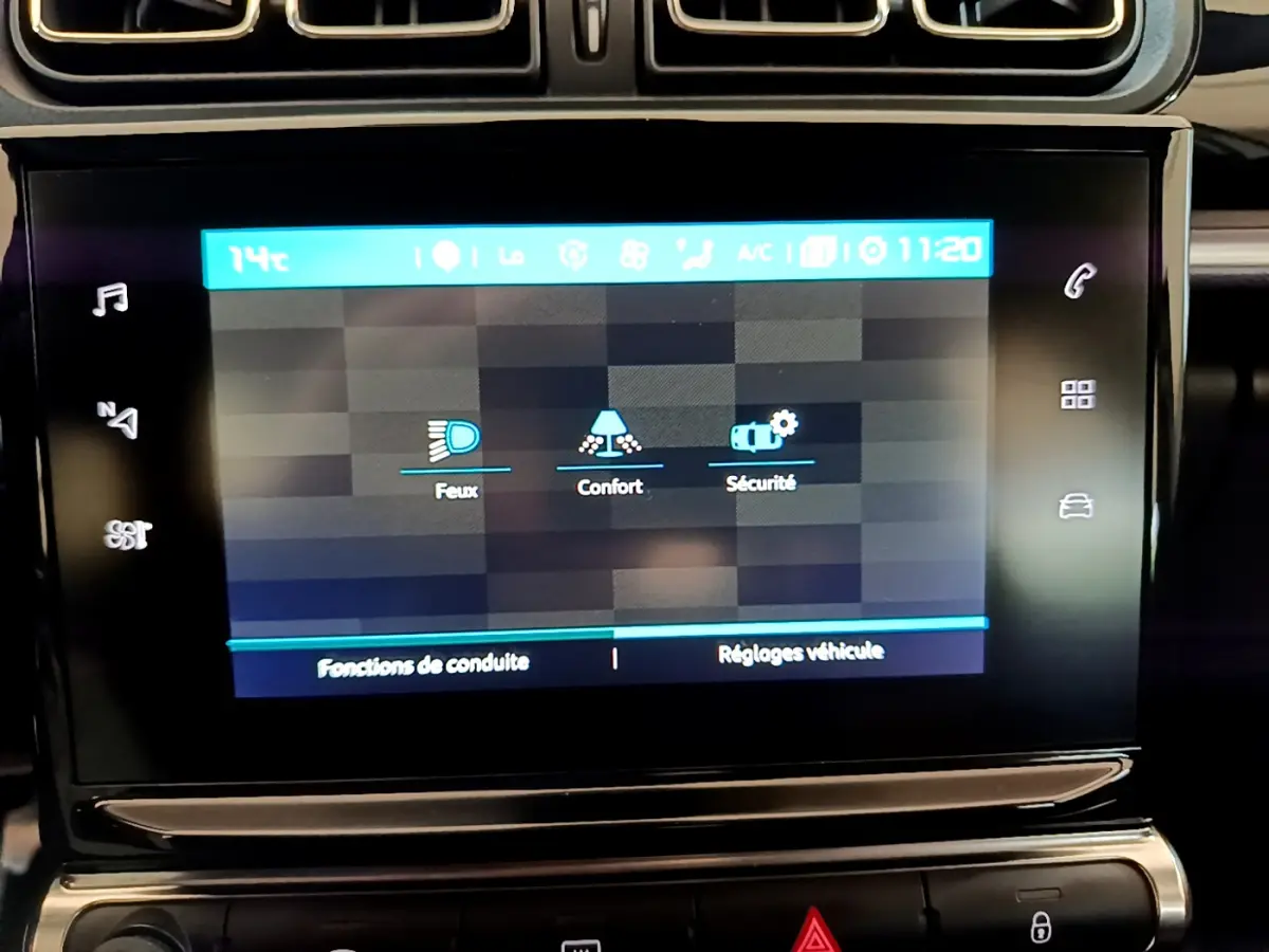 Écran tactile central de la Citroën C3 blanche de 2019 affichant les réglages Feux, Confort et Sécurité.