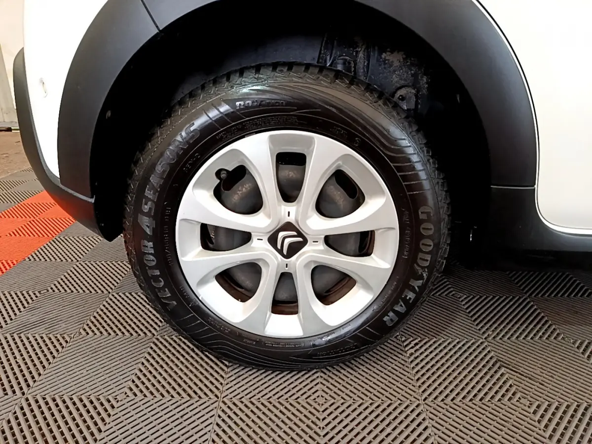 Gros plan sur la roue avant droite blanche d'une Citroën C3 2019 avec jante en alliage et pneu Goodyear.