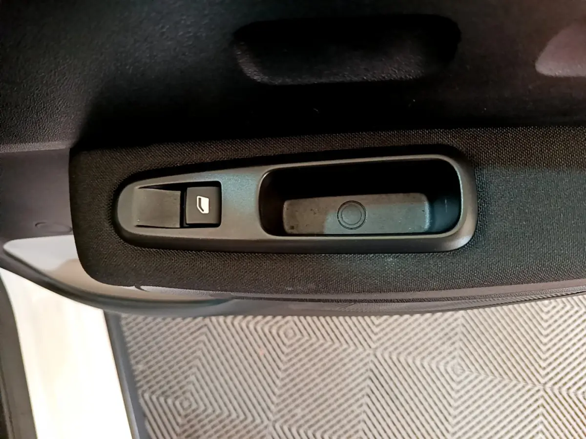 Gros plan sur la commande de lève-vitre côté intérieur d'une Citroën C3 blanche, version 2019 Shine Business.