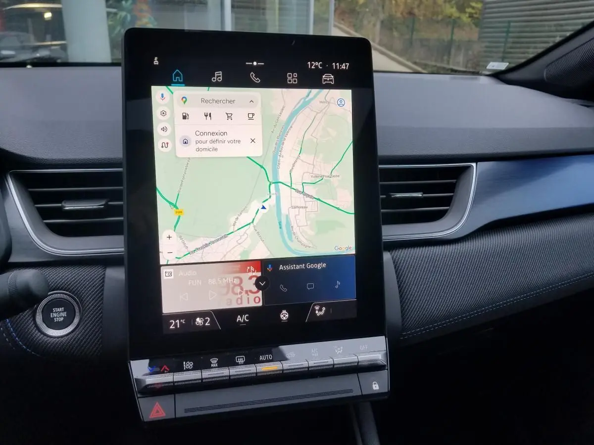 Vue rapprochée de la console centrale du Renault Captur 2025, écran tactile vertical affichant la navigation GPS.