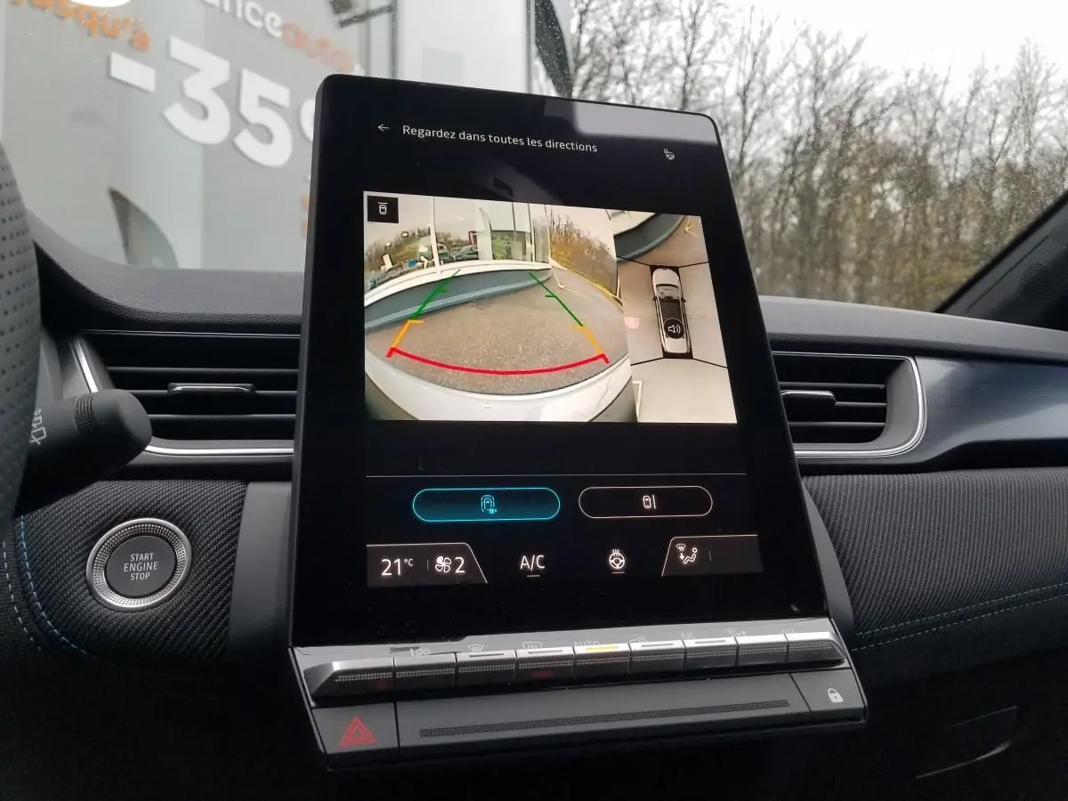Écran central tactile du Renault Captur 2025 montrant la caméra de recul et l'affichage de la climatisation.