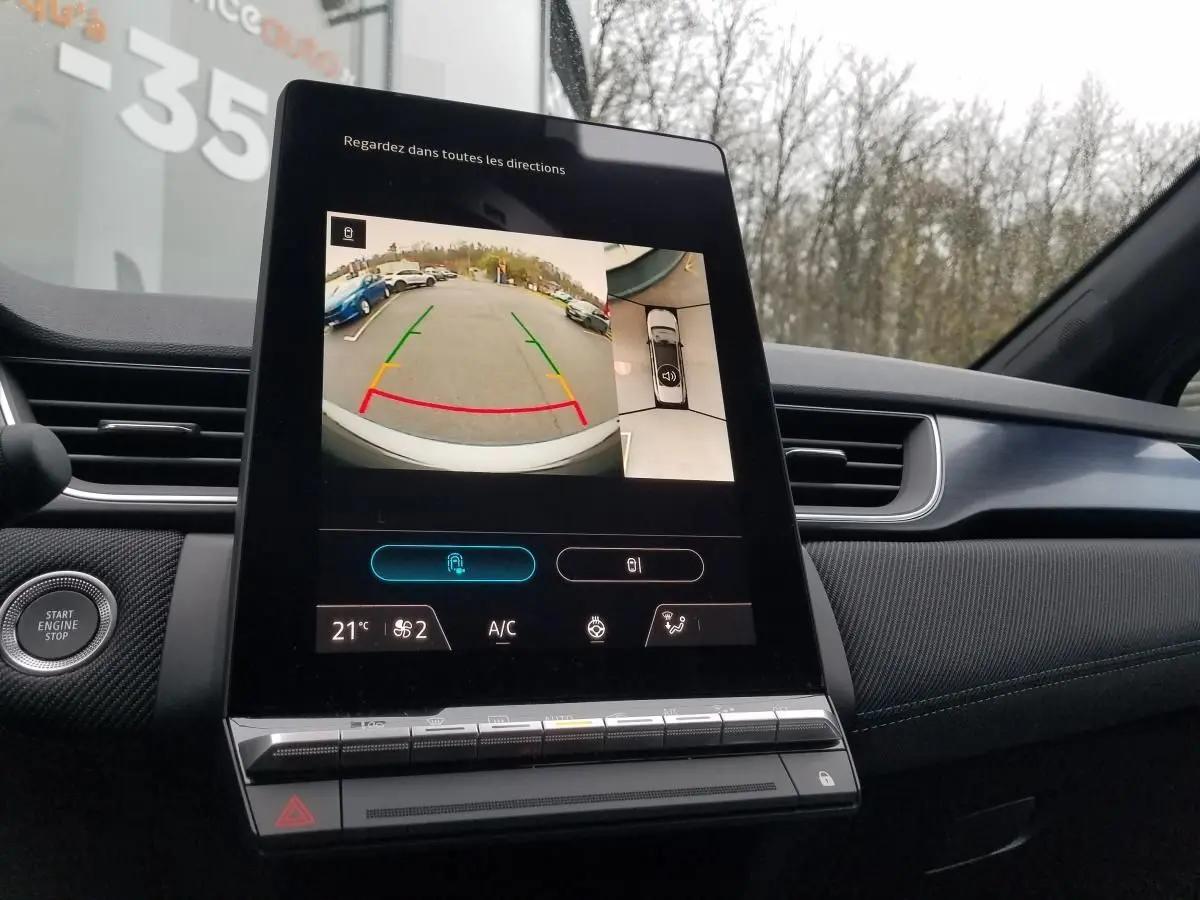 Écran central tactile affichant la caméra de recul dans l'habitacle du Renault Captur gris Rafale 2025.