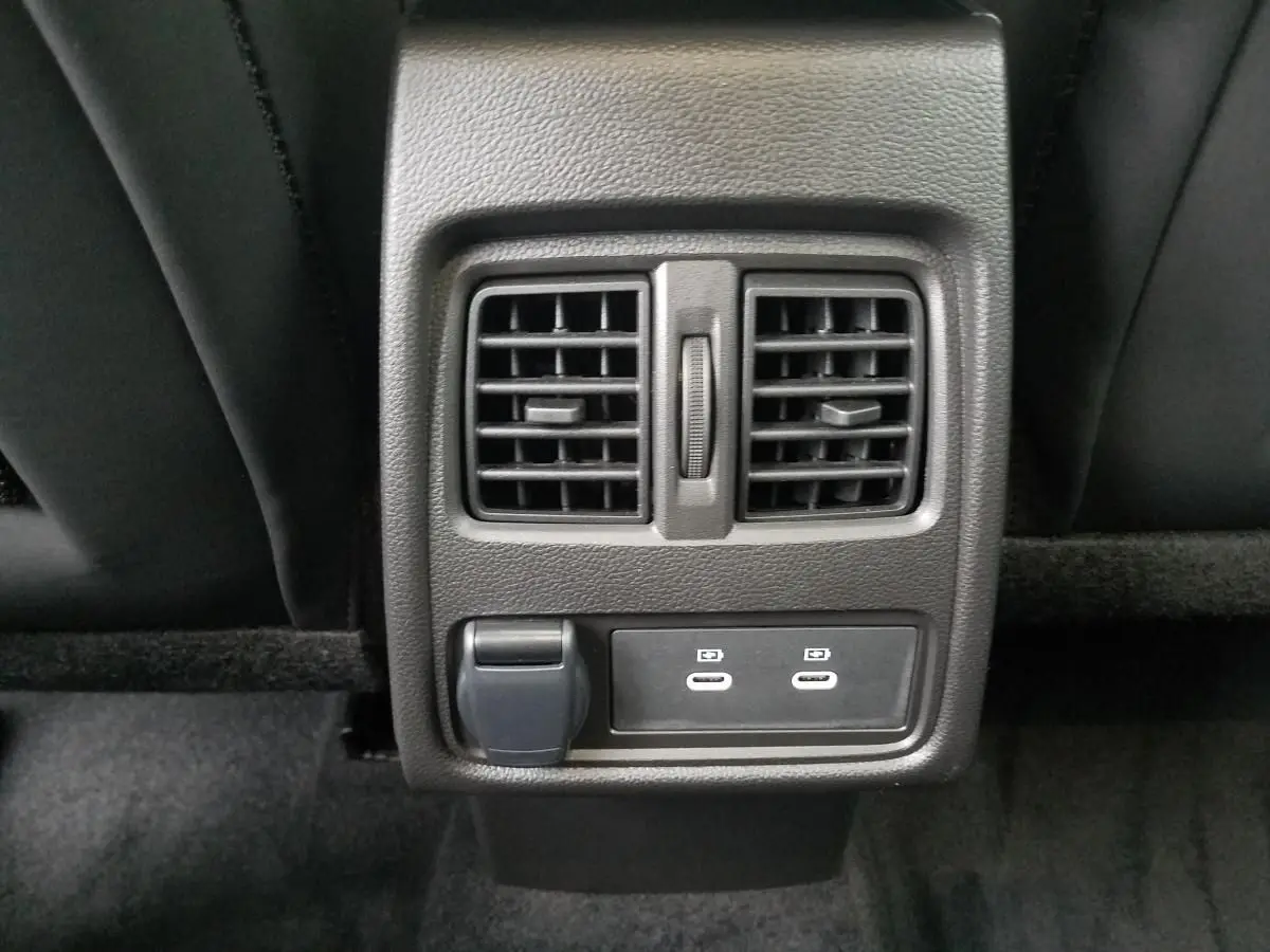 Vue rapprochée des aérateurs arrière et ports USB du Renault Captur 2025 gris Rafale, finition Esprit Alpine.