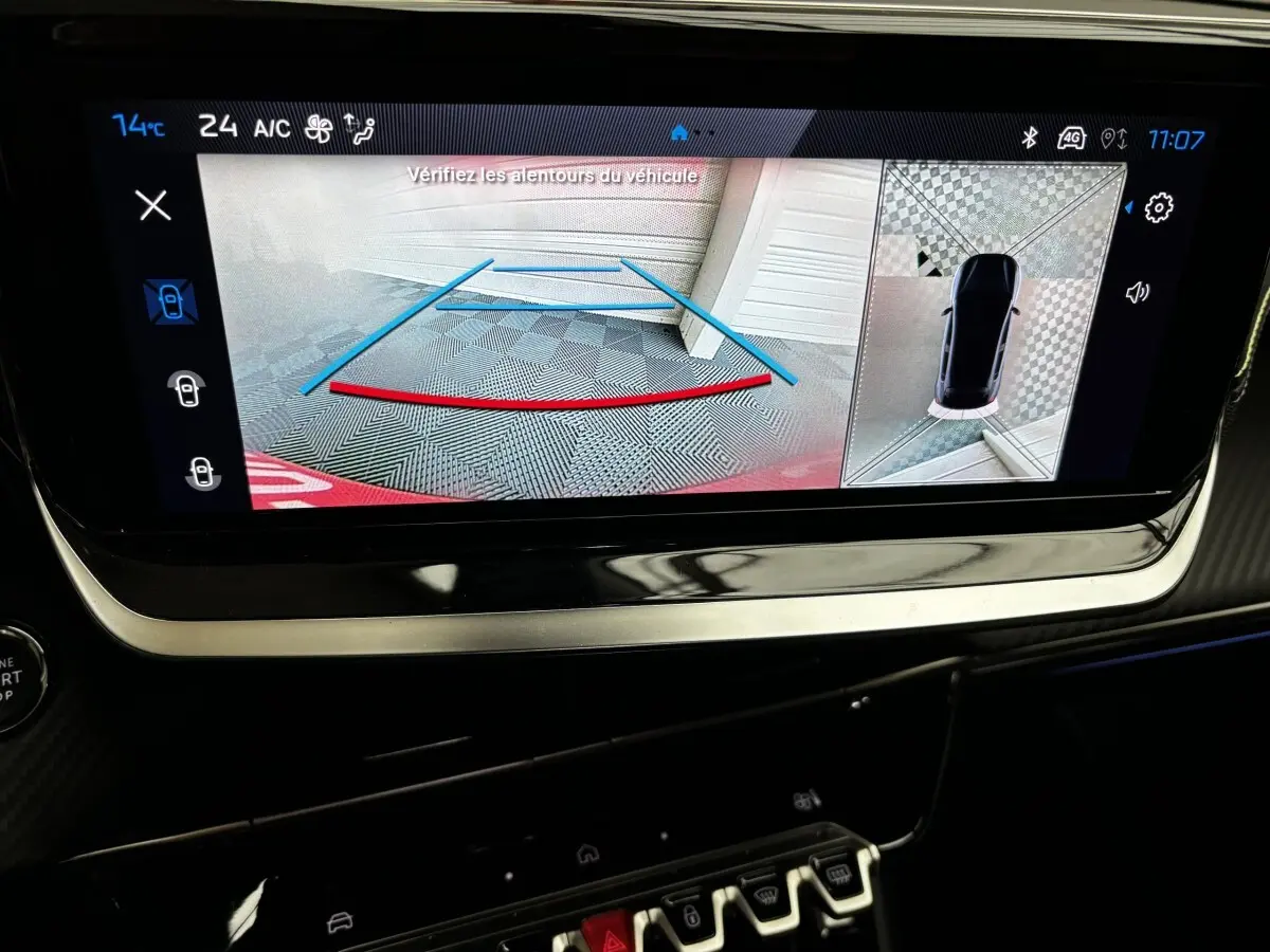 Écran tactile intérieur montrant la caméra de recul et vue 360° du Peugeot 208 Hybrid 110 gris clair.