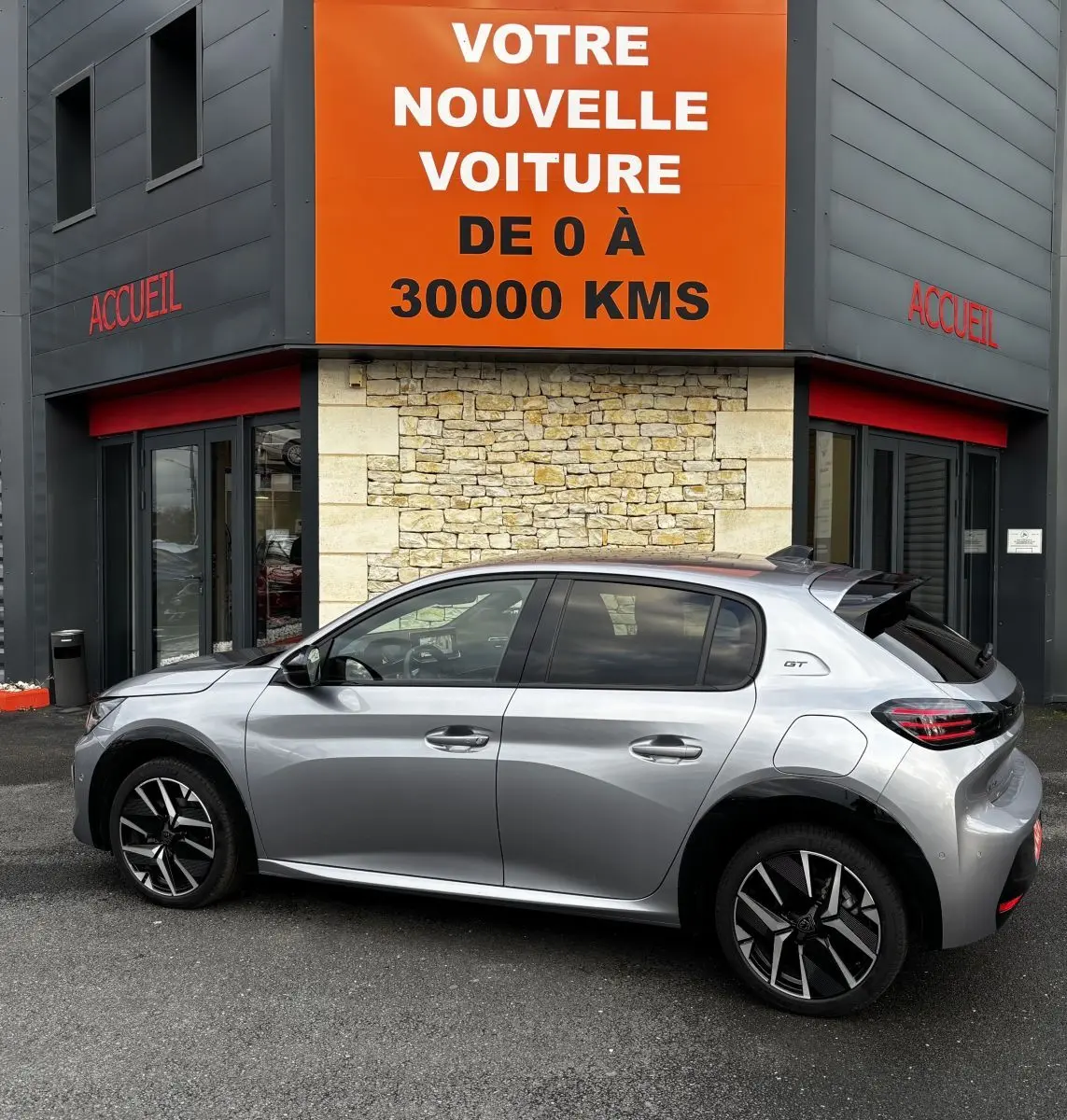 Vue latérale droite d'une Peugeot 208 Hybrid 110 e-DCS6 GT gris clair avec jantes noires et toit panoramique.