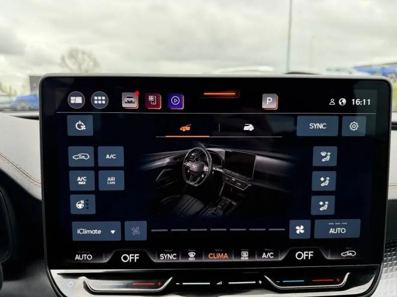 Écran tactile central affichant les commandes climatisation et vue intérieure du tableau de bord du CUPRA Formentor bleu.