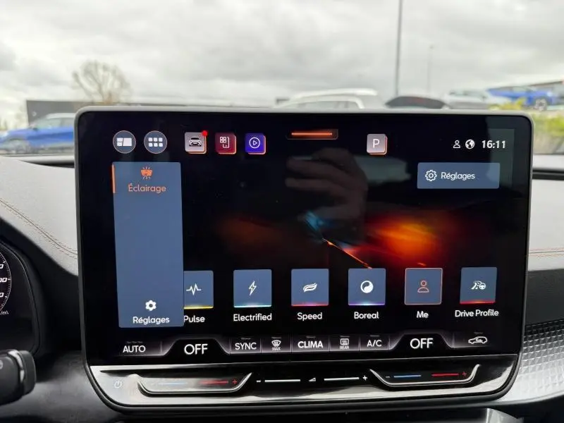 Écran tactile central du tableau de bord de la CUPRA Formentor 2025 affichant les réglages d’éclairage et profils de conduite.