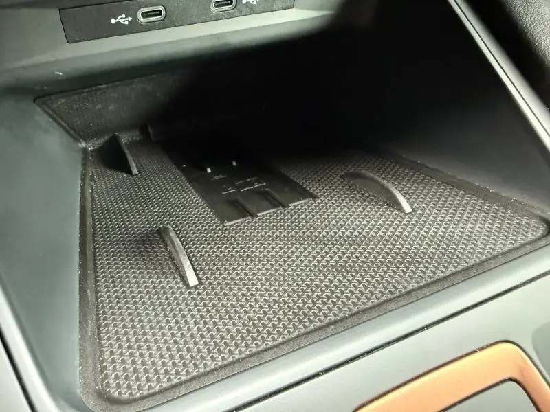 Gros plan sur le compartiment de rangement avant avec surface antidérapante et ports USB dans une CUPRA Formentor 2025.
