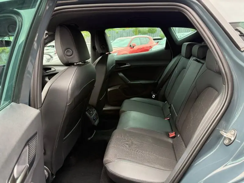 Vue intérieure arrière côté gauche du CUPRA Formentor bleu, montrant les sièges arrière en textile et TEP noir.