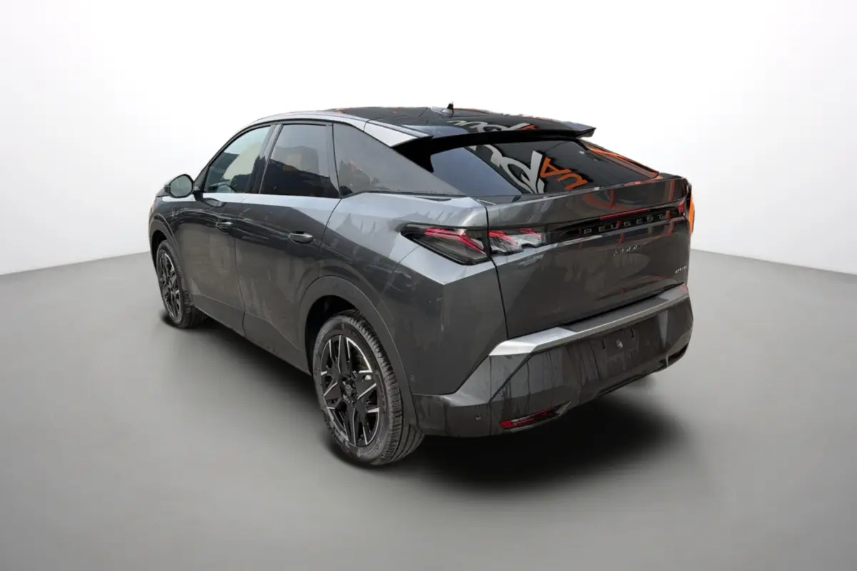 Vue 3/4 arrière droit du Peugeot 3008 Hybrid gris titane avec toit noir et jantes alu noires.