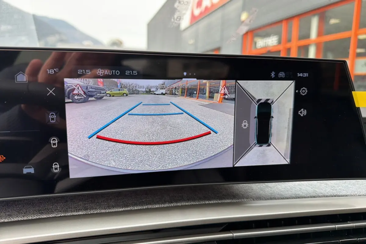 Écran intérieur du Peugeot 3008 Hybrid 145 GT montrant la caméra de recul et la vue 360° en stationnement.
