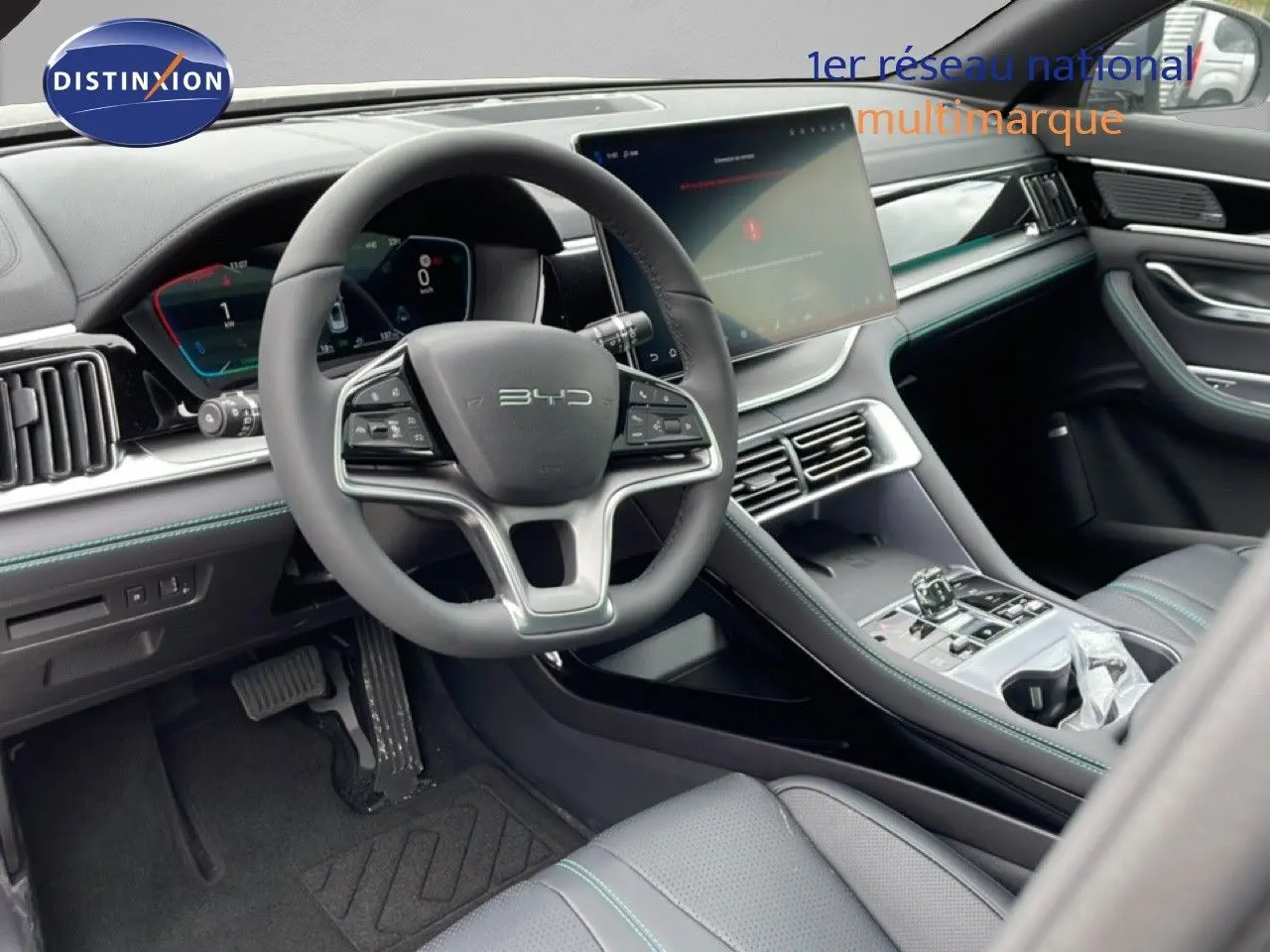 Vue intérieure côté conducteur du BYD SEAL U 2026 en finition Comfort, avec tableau de bord numérique et écran tactile central.