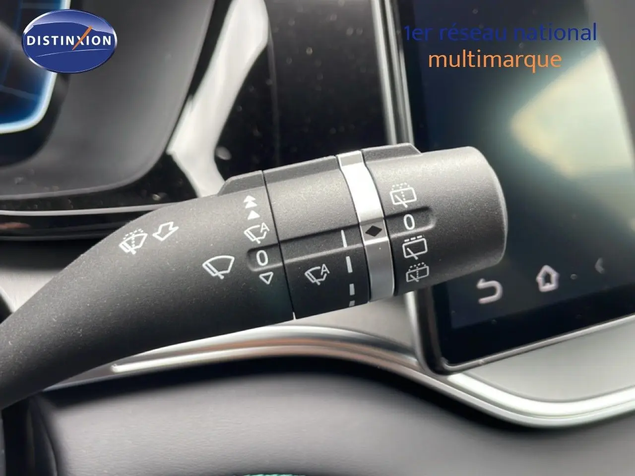 Gros plan sur la commande des essuie-glaces du BYD SEAL U 2026 en intérieur avec écran tactile en arrière-plan.
