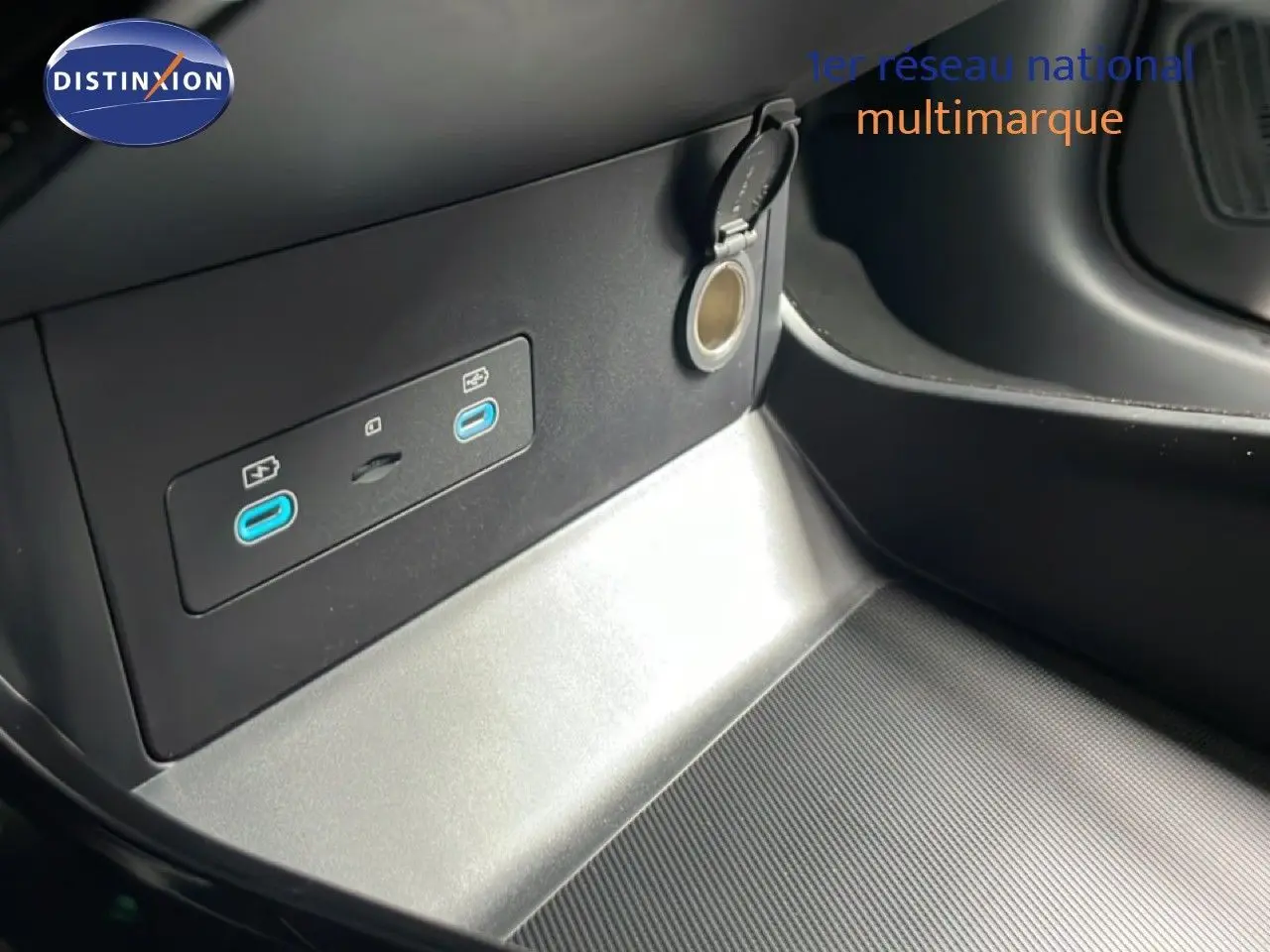 Détail intérieur montrant les ports USB-C bleus et prise 12V sur la console centrale du BYD SEAL U gris.