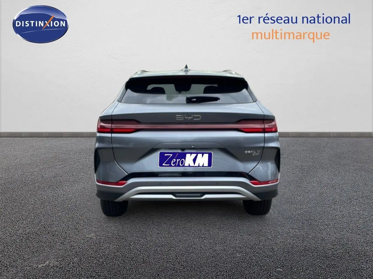 Vue arrière du BYD SEAL U 2026 en gris Time Grey Metal avec feux LED horizontaux et logo BYD central.