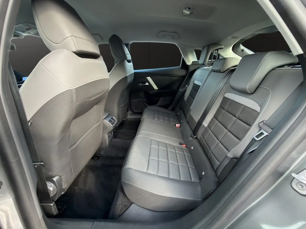 Vue intérieure côté droit des sièges arrière gris foncé et noirs de la Citroën C4 Hybride 2025.