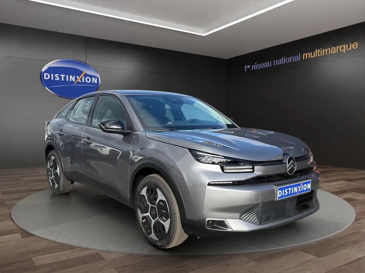 Vue 3/4 avant d'une Citroën C4 hybride gris foncé avec phares LED et jantes au design moderne.