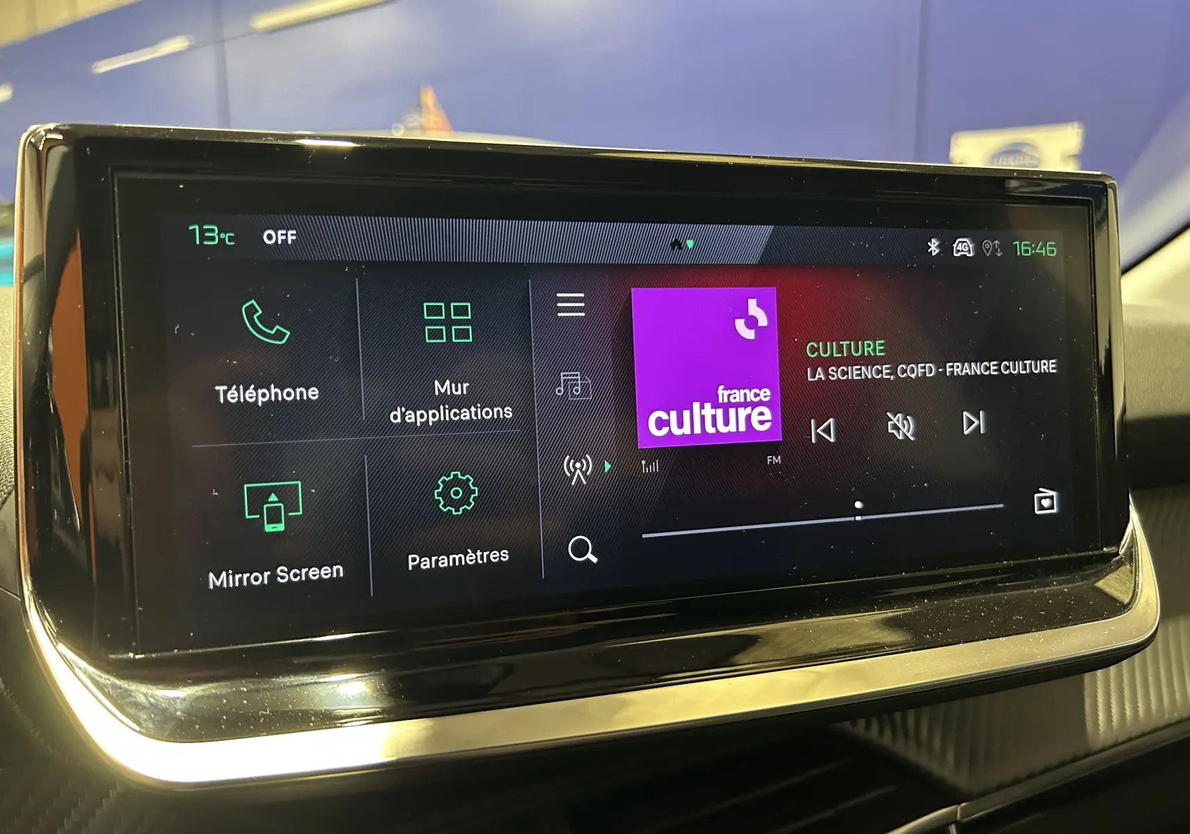 Écran tactile central de la Peugeot 208 II Turbo 100 Allure, affichant l’interface multimédia avec radio France Culture.