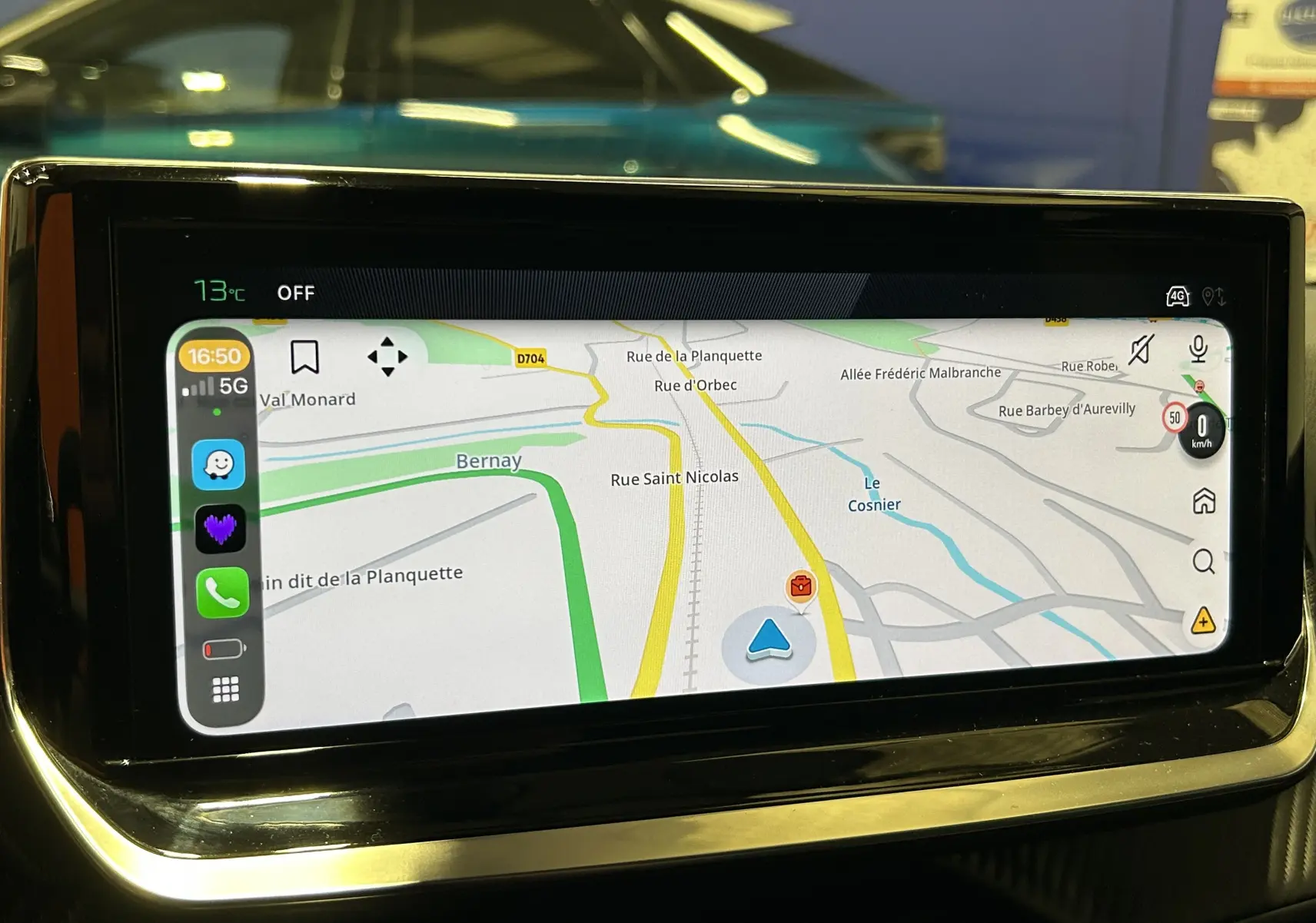 Écran tactile central du tableau de bord de la Peugeot 208 gris Selenium affichant la navigation GPS en intérieur.