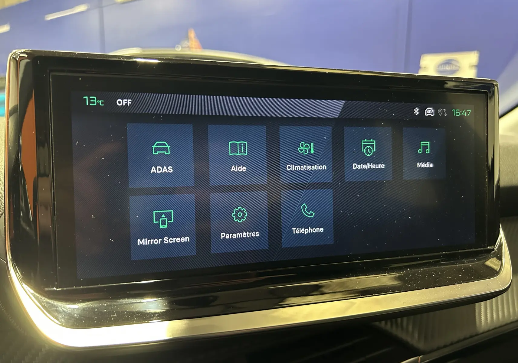 Écran tactile central affichant les options ADAS, climatisation et téléphone dans l’habitacle d’une Peugeot 208 2025.