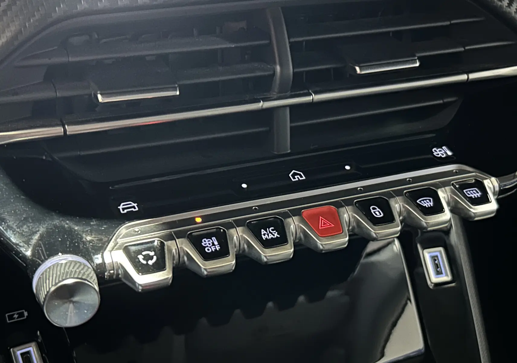 Gros plan sur la console centrale de la Peugeot 208 II Turbo 100 Allure, boutons de commande et écran tactile visibles.