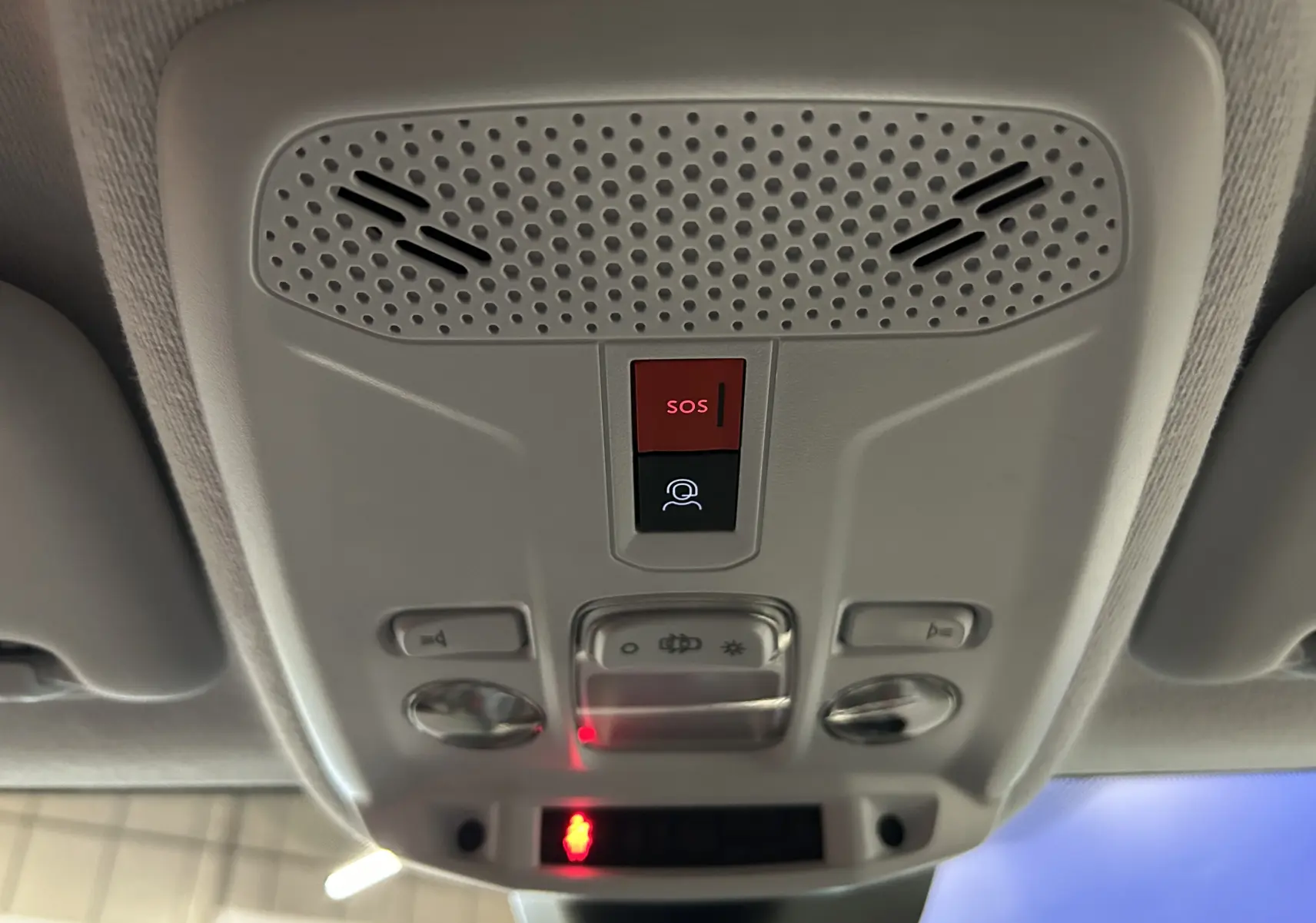 Vue en gros plan du plafonnier intérieur gris clair avec bouton SOS et commandes d’éclairage de la Peugeot 208 2025.