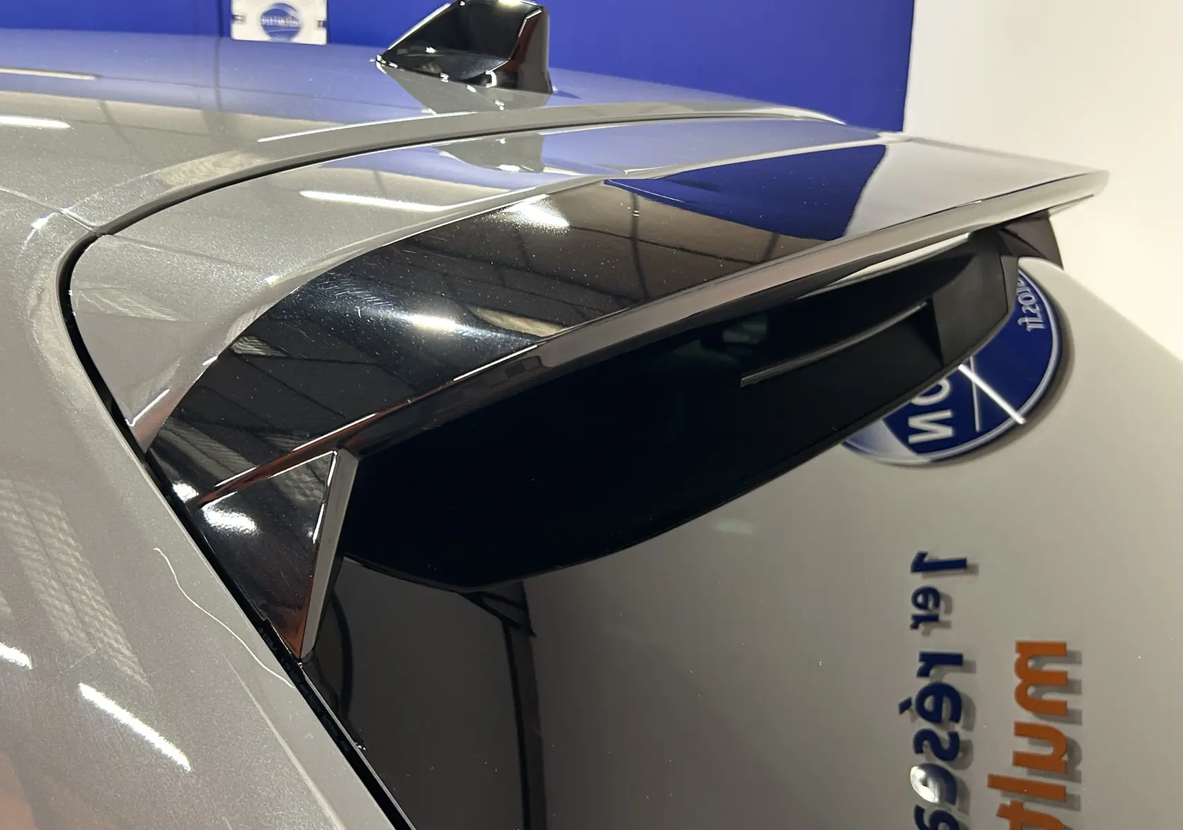 Détail du toit gris Selenium d’une Peugeot 208 2025, avec antenne requin et partie arrière vitrée noire en angle rapproché.