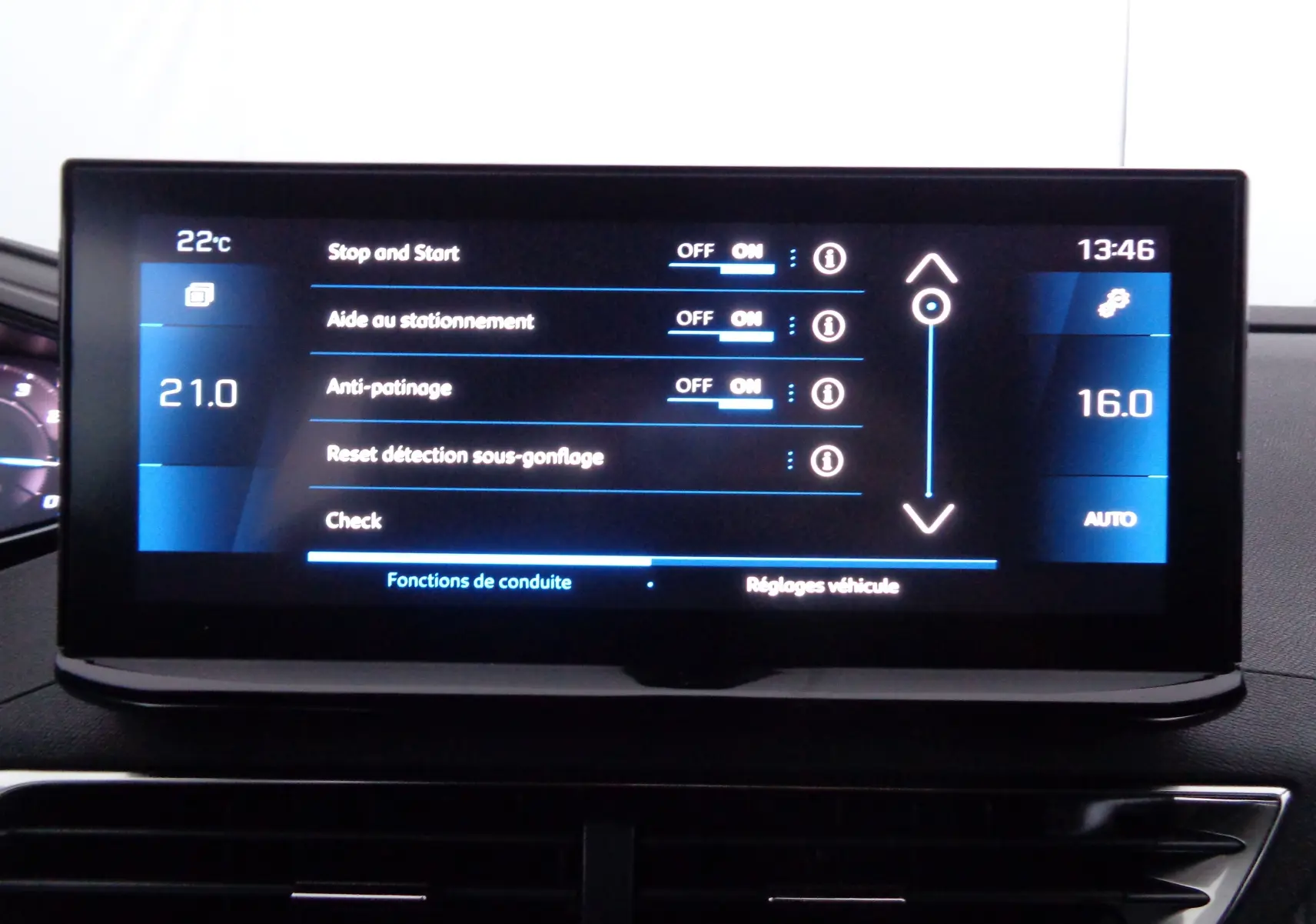 Écran tactile central du Peugeot 5008 2023 affichant les réglages d'aides à la conduite et la climatisation.