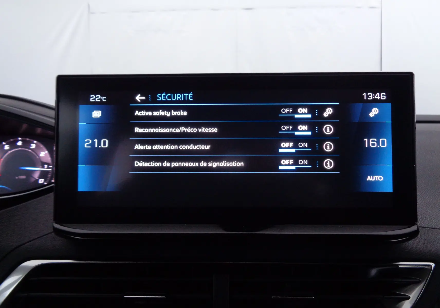 Écran central tactile du Peugeot 5008 noir perle métal 2023 affichant les réglages de sécurité active.