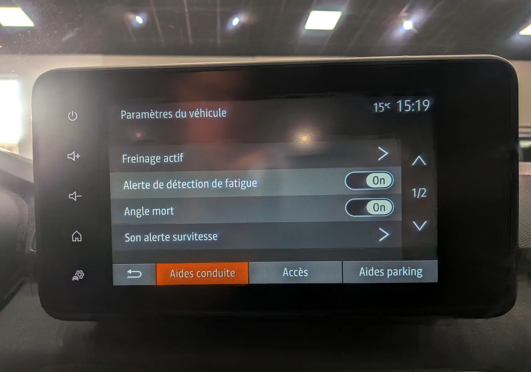 Écran tactile intérieur du Dacia Sandero Stepway TCe 110 blanc, affichant les aides à la conduite activées.