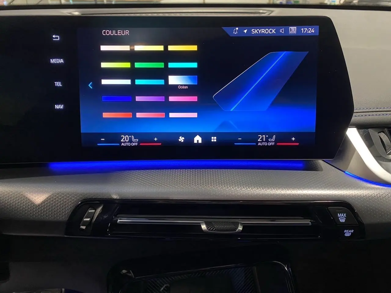 Écran tactile central du BMW X1 2025 affichant les options de couleur d'ambiance intérieure avec éclairage bleu.