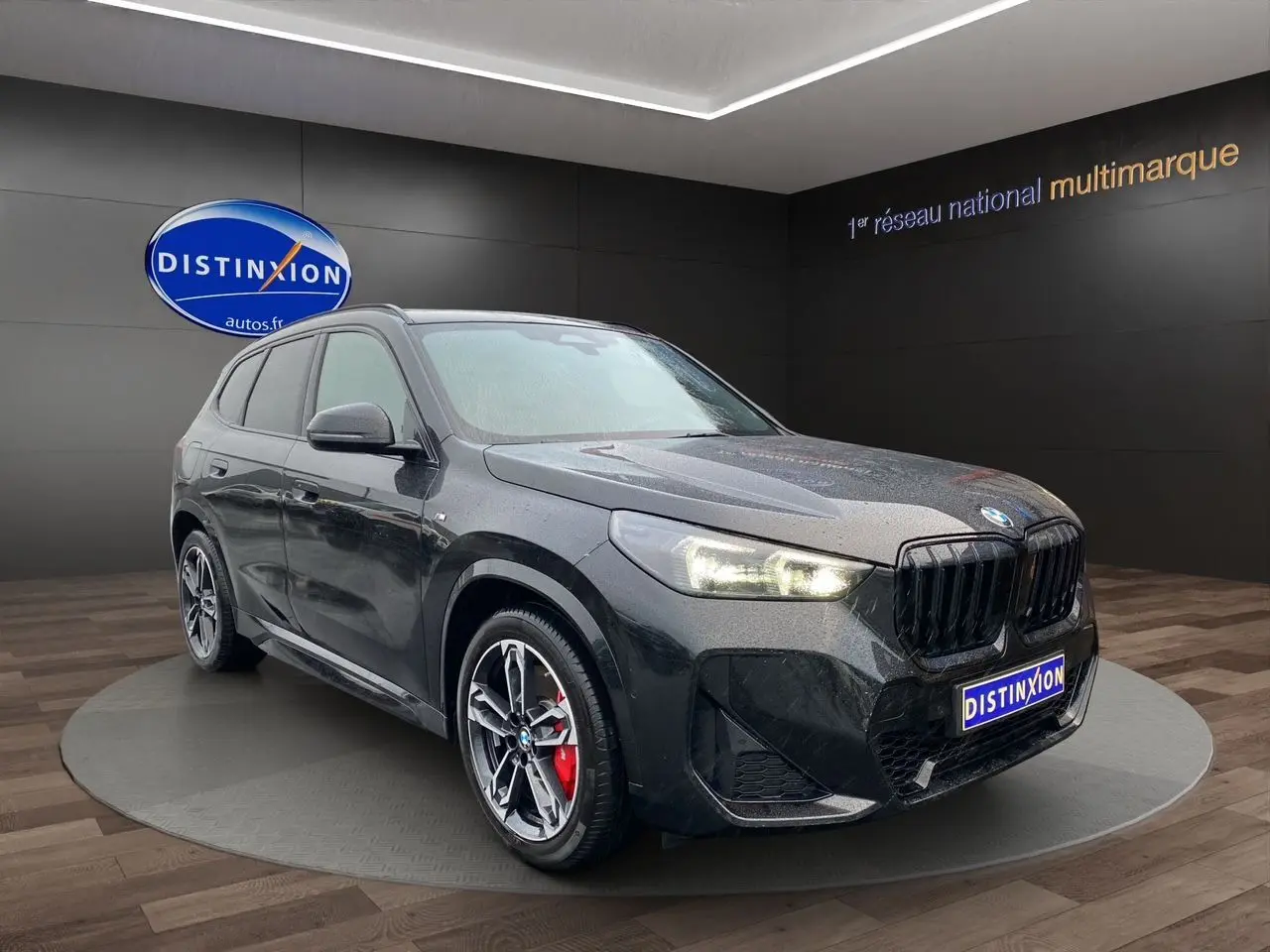 BMW X1 XDRIVE 20D M SPORT noir Saphir en 3/4 avant droit avec jantes bi-ton et étriers rouges visibles
