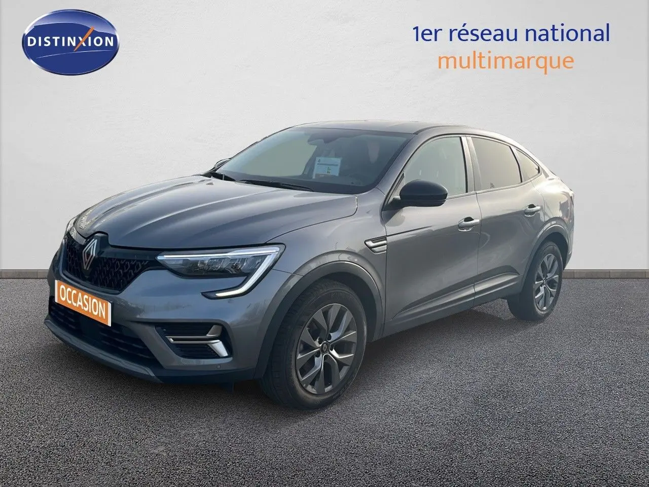 Renault Arkana gris satin métal vu en 3/4 avant droit, mettant en valeur ses optiques LED et sa silhouette dynamique.